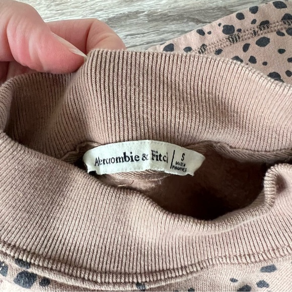 Abercrombie & Fitch Trendy Leopard High Neck Bubble Sleeve Sweatshirt - Picture 10 of 12